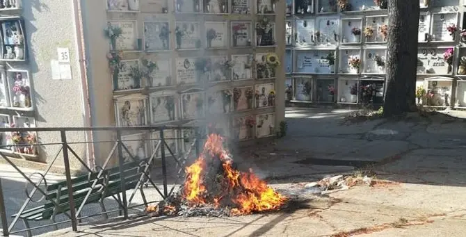 Reggio Calabria, rifiuti in fiamme nel cimitero: «Gesto indegno e inqualificabile»