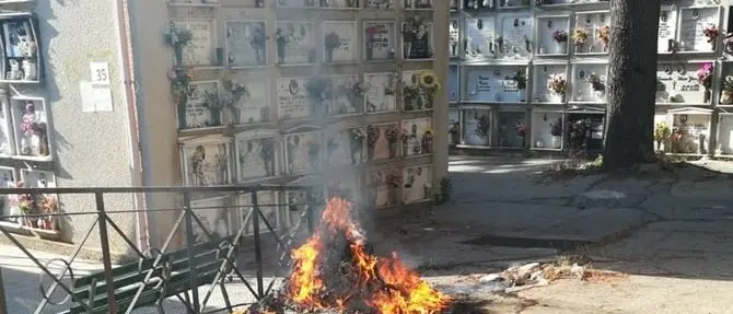 Reggio Calabria, rifiuti in fiamme nel cimitero: «Gesto indegno e inqualificabile»
