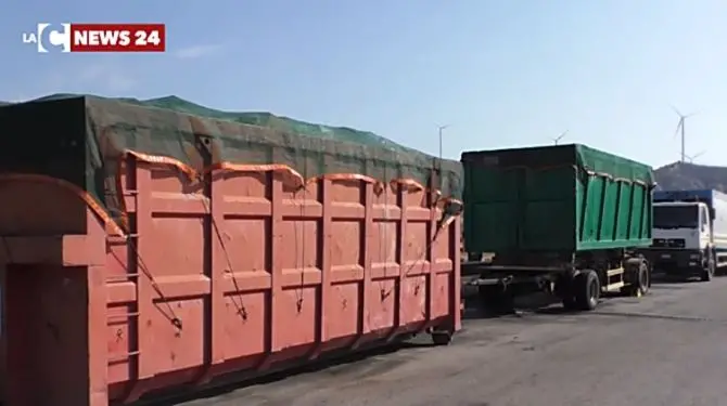 Caos rifiuti, i sindaci vibonesi con i camion alla discarica di San Pietro Lametino