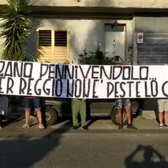 Striscioni e slogan fascisti contro il nuovo libro di Turano sui Moti di Reggio