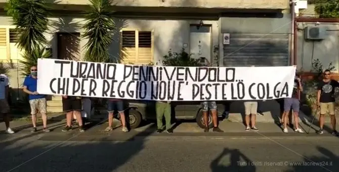 Striscioni e slogan fascisti contro il nuovo libro di Turano sui Moti di Reggio