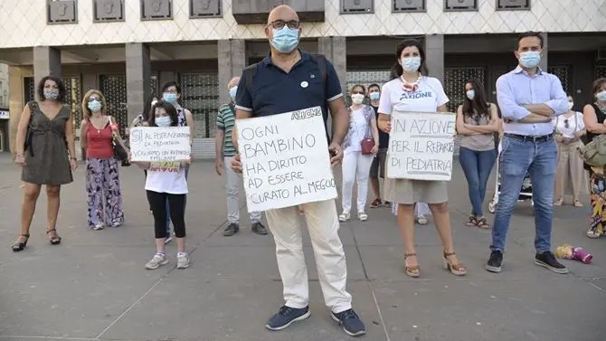 Pediatria a Cosenza, flash mob in piazza: «Per i bambini le migliori cure»