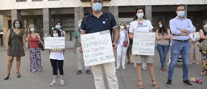 Pediatria a Cosenza, flash mob in piazza: «Per i bambini le migliori cure»