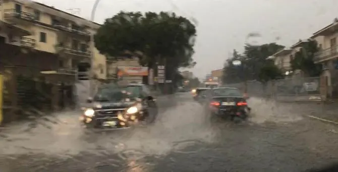 Nubifragio si abbatte su Castrovillari: strade come fiumi, case e negozi allagati