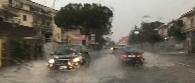 Nubifragio si abbatte su Castrovillari: strade come fiumi, case e negozi allagati