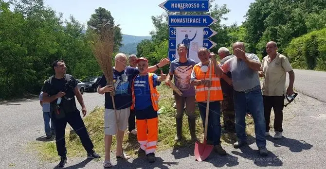 Istituzioni assenti, nel Vibonese ci pensano i cittadini a pulire la strada