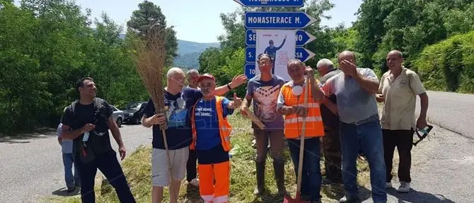 Istituzioni assenti, nel Vibonese ci pensano i cittadini a pulire la strada