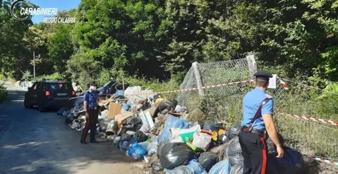 Quintali di rifiuti pericolosi, sequestrate tre discariche abusive a Scilla