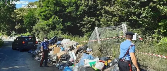 Quintali di rifiuti pericolosi, sequestrate tre discariche abusive a Scilla