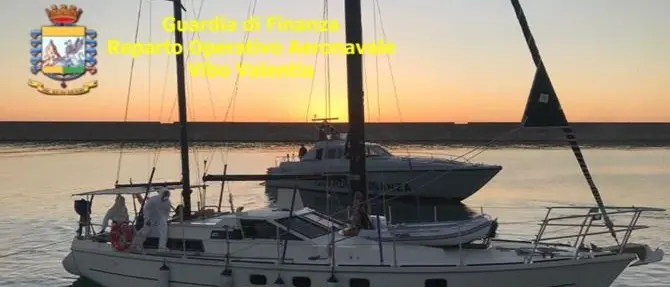 Nuovo sbarco a Crotone, tra i migranti anche un neonato e altri 13 minori