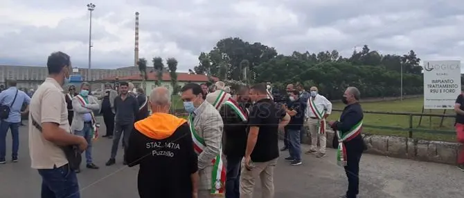 Emergenza rifiuti, protesta dei sindaci vibonesi a San Pietro Lametino