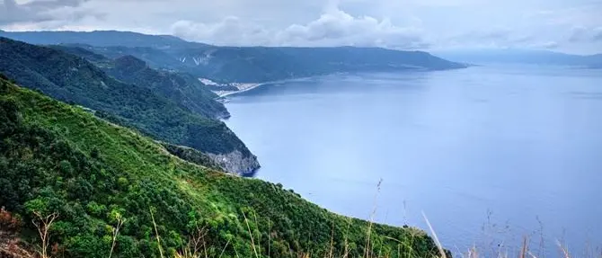 Stremati dalla fatica e senza acqua si perdono nel sentiero del Tracciolino, soccorsi