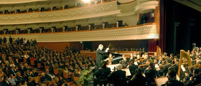 Il Politeama di Catanzaro ricorda Morricone: «Indimenticabili i suoi tre concerti qui»