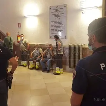 Rifiuti, tensione a Vibo: gli addetti alla raccolta occupano il Comune