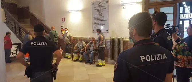 Rifiuti, tensione a Vibo: gli addetti alla raccolta occupano il Comune