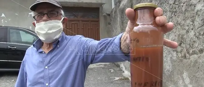 Vibo, la rabbia dei residenti di Vena Inferiore: «Dai nostri rubinetti esce fogna»