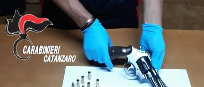 Viaggiava in auto con pistola e munizioni: un arresto nel Catanzarese