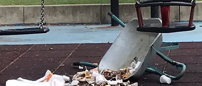Cosenza, una carriola di rifiuti sulle altalene del Parco Romeo