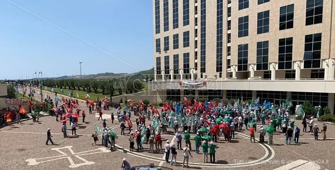 Sanità Calabria, sit-in dei sindacati alla Regione: «Serve una svolta»