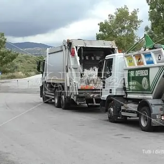 Rifiuti, cancelli sbarrati ad Alli per i mezzi vibonesi: è di nuovo caos