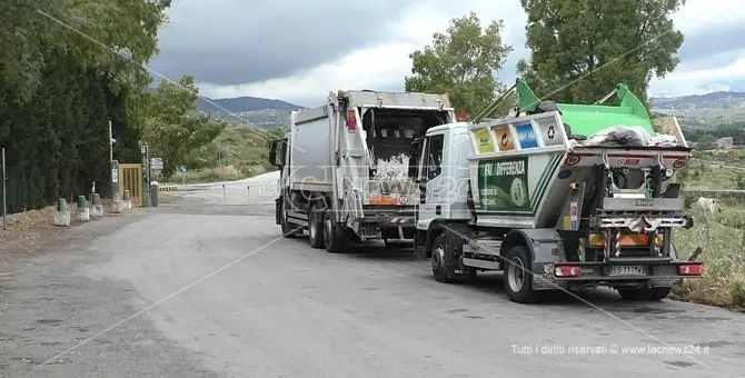 Rifiuti, cancelli sbarrati ad Alli per i mezzi vibonesi: è di nuovo caos