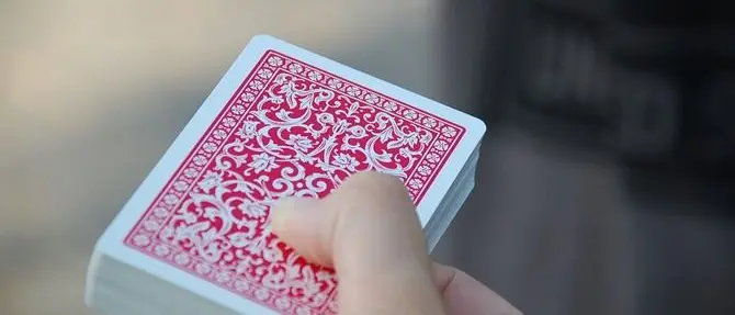 Sì alle carte da gioco nei luoghi pubblici «ma vanno disinfettate a ogni turno»