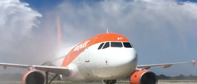 Easyjet si scusa con la Calabria, Santelli: «Voli scontati e nuova guida on-line»