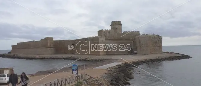 Il sito Le Castella ancora chiuso, la Camera di commercio: «Danni per il turismo»