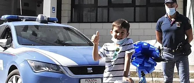 Rubano la bici a un bimbo di 7 anni, i poliziotti di Brindisi gliene regalano una nuova