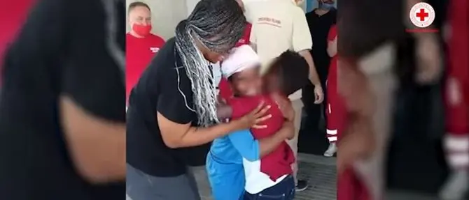 Migranti, a sei anni attraversa il Mediterraneo da solo e riabbraccia la mamma a Crotone