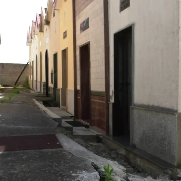 Frana al cimitero di San Luca, il sindaco non ci sta: «Bare davanti alla Regione per protesta»