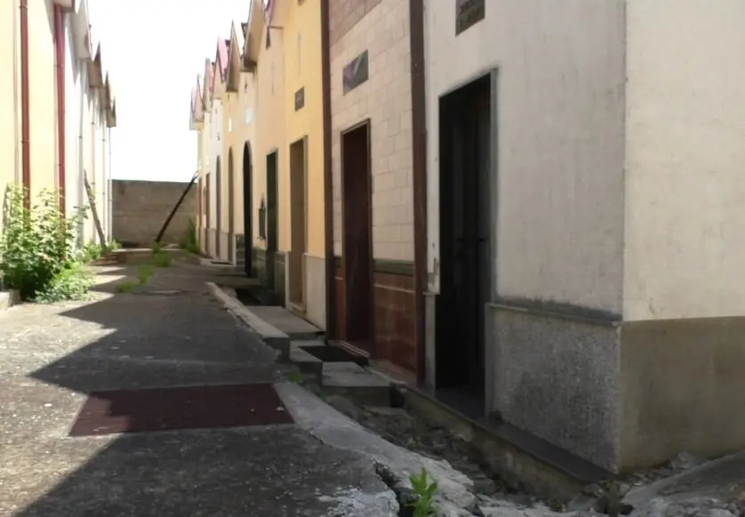 Frana al cimitero di San Luca, il sindaco non ci sta: «Bare davanti alla Regione per protesta»