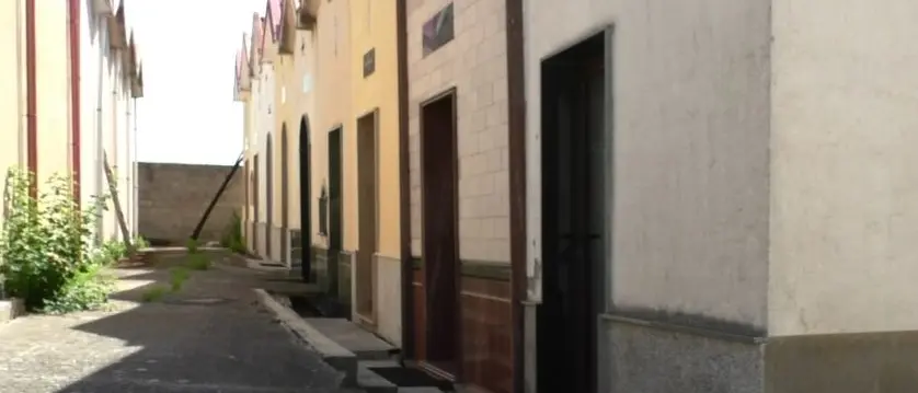 Frana al cimitero di San Luca, il sindaco non ci sta: «Bare davanti alla Regione per protesta»