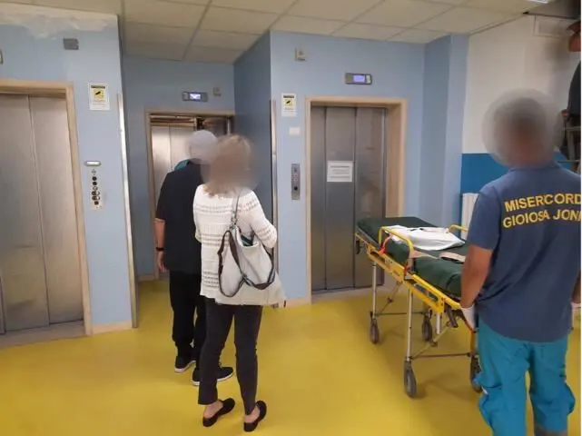 Ospedale di Locri, ascensore ancora ko: disagi per pazienti e sanitari