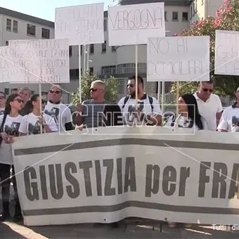 Processo per l'omicidio Rosso, mamma Rosa sviene prima di entrare in aula