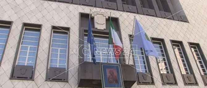 Il Comune di Cosenza e la coperta corta: spesi indebitamente anche 10 mln di fondi vincolati