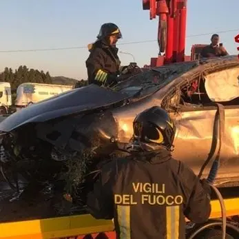 Incidente a Simeri, auto fuori strada finisce in un agrumeto: due feriti