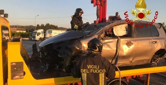 Incidente a Simeri, auto fuori strada finisce in un agrumeto: due feriti