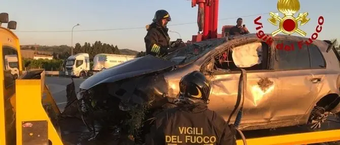 Incidente a Simeri, auto fuori strada finisce in un agrumeto: due feriti