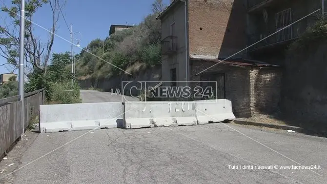 Cosenza, il pericolo frane blocca la viabilità di Portapiana