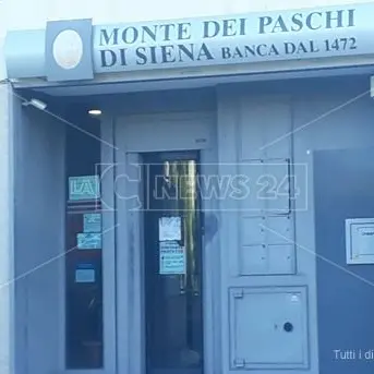 Rapina a mano armata a Corigliano, in due incappucciati al Monte dei Paschi