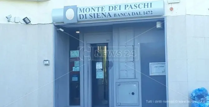 Rapina a mano armata a Corigliano, in due incappucciati al Monte dei Paschi