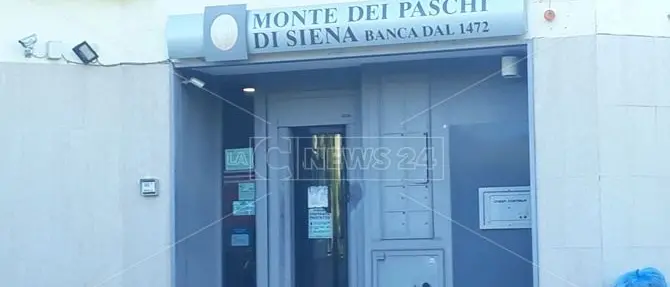 Rapina a mano armata a Corigliano, in due incappucciati al Monte dei Paschi