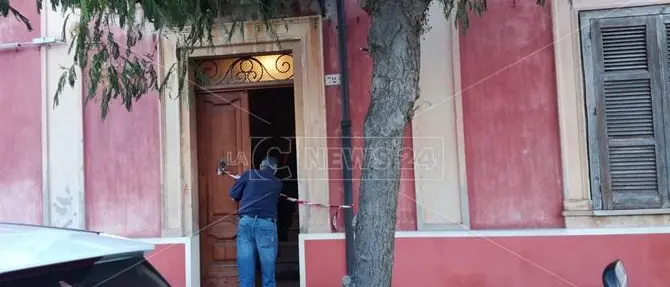 Mileto, anziana trovata morta in casa: il decesso forse una settimana fa