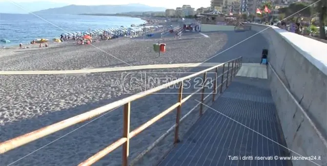 Disabilità, al via l'installazione di passerelle su tutte le spiagge del litorale di Catanzaro