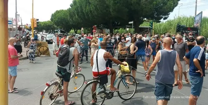 Coronavirus, trasferiti i migranti contagiati. Ad Amantea scoppia la protesta dei cittadini