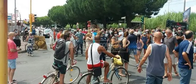 Coronavirus, trasferiti i migranti contagiati. Ad Amantea scoppia la protesta dei cittadini