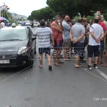 Proteste ad Amantea dopo l'arrivo dei migranti contagiati: «Pugno nell'occhio per il turismo»