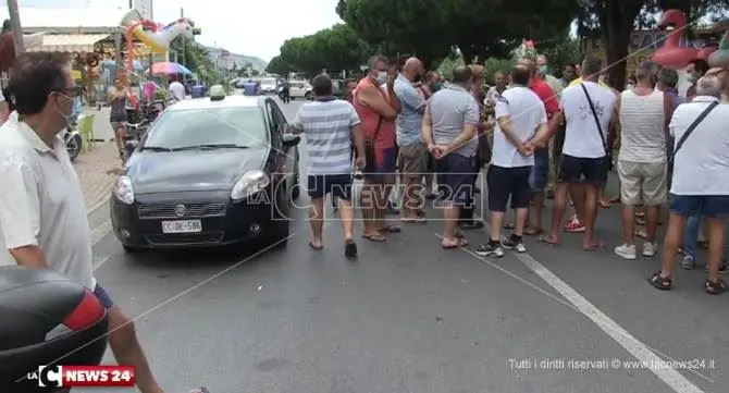 Proteste ad Amantea dopo l'arrivo dei migranti contagiati: «Pugno nell'occhio per il turismo»