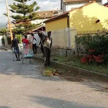 Degrado a San Pietro Lametino, i migranti ripuliscono le strade